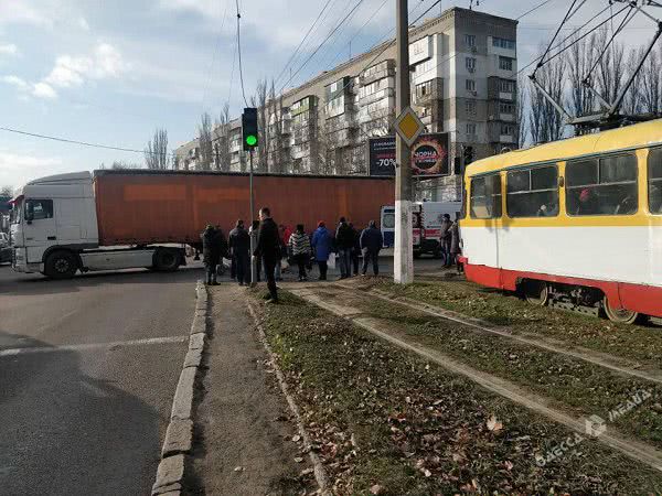 На поселке Котовского грузовик сбил двух пешеходов (фото)