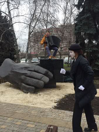 «Искусство — это ты»: стало известно, как выглядит скульптура на Таирова, посвященная «самому важному человеку Украины». Фото