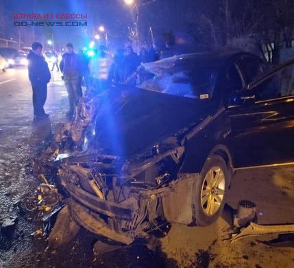 Вблизи Одессы произошло столкновение автомобиля с маршруткой, перевозящей людей