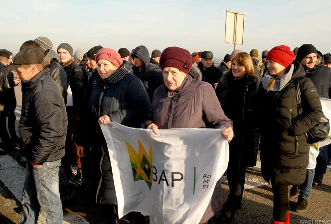 Против земельной реформы: возмущенные аграрии перекрыли трассу в Одесской области (фото)