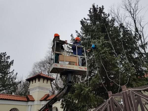 В Арцизе наряжают новогоднюю красавицу
