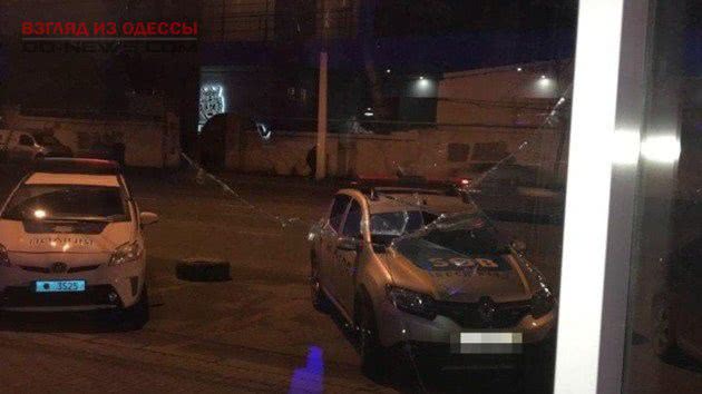 В Одессе пьяный дебошир разбил стекло в автосалоне