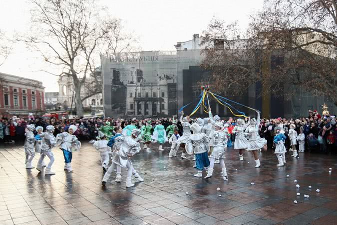 В центре Одессы открыли главную городскую елку: фото праздника