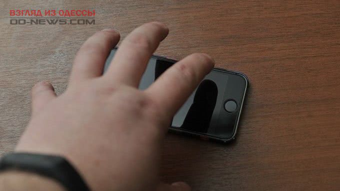 В Одессе вор украл гаджет в магазине на глазах у продавца