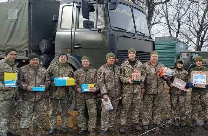 Болградские школьники поздравили военных