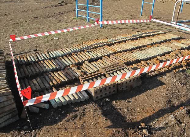 Под школьным стадионом в Одесской области нашли крупный склад боеприпасов (фото)