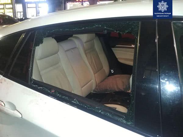 В центре Одессы обчистили автомобиль (фото)