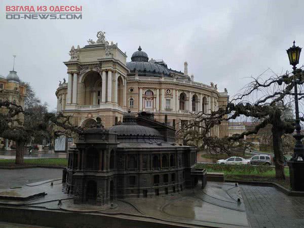 В Одессе установили маленькую копию Оперного театра