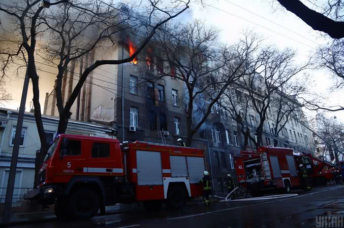 Кількість жертв пожежі в одеському коледжі збільшилася до восьми, у лікарні помер рятувальник