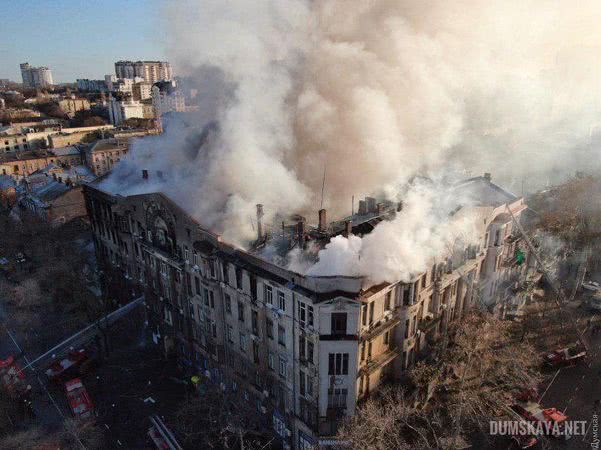 В Одесі розбирають стіну згорілого коледжу: рух транспорту в центрі обмежено