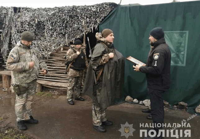 Одесские копы поздравили с новогодне-рождественскими праздниками коллег, которые служат в зоне ООС
