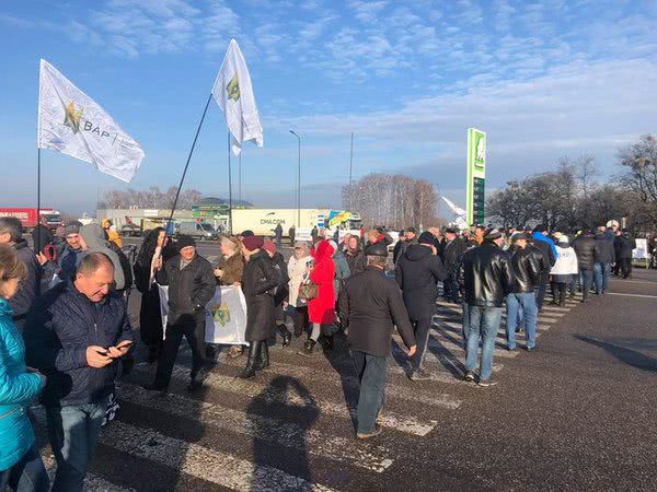 Протесты против рынка земли: аграрии перекрыли трассу Киев – Одесса (фото)