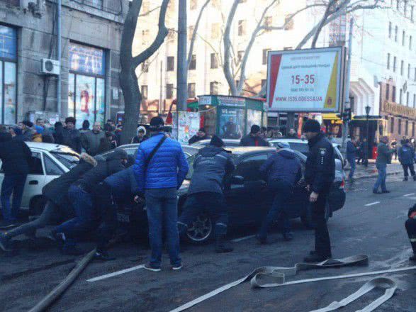 В Одесі люди відштовхували авто, щоб до палаючого коледжу могли під’їхати пожежники