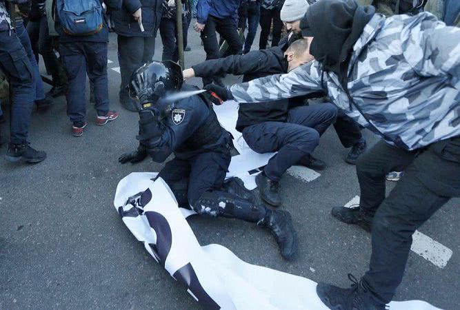 Под парламентом подрались полиция и радикалы. Около десятка националистов было задержаны, но почти сразу отпущены Под парламентом подрались полиция и радикалы. Около десятка националистов было задержаны, но почти сразу отпущены