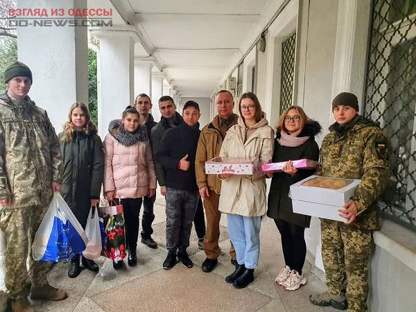 В Одессе юные волонтеры проведали военных, находящихся в госпитале