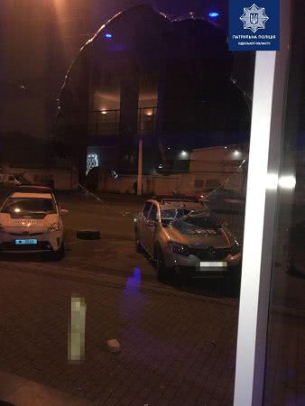 Хотела покататься: пьяная одесситка разбила стекло автосалона
