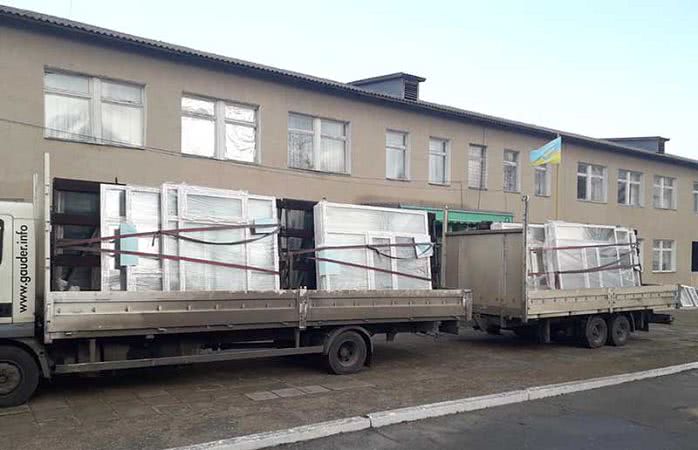 В Кубее меняют окна школы