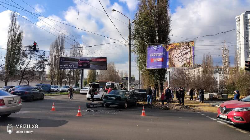 На Таирова в Одессе столкнулись две легковушки: есть пострадавшие. Фото
