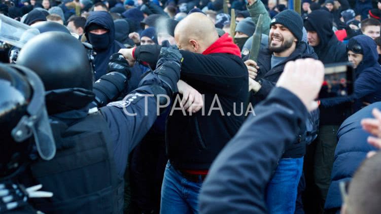 Под парламентом подрались полиция и радикалы. Около десятка националистов было задержаны, но почти сразу отпущены