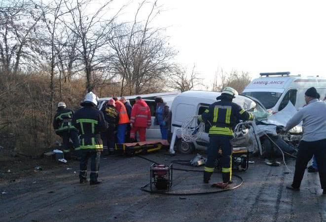 Полицейские расследуют обстоятельства смертельного ДТП под Одессой (фото)