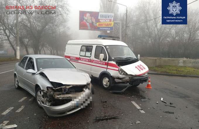 В спальном районе Одессы столкнулись карета «скорой» помощи и легковое авто