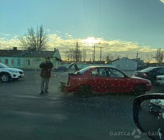 Утром на поселке Котовского столкнулись две легковушки (фото)