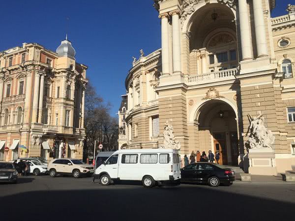 Возле Оперного театра ремонтируют плитку, которую поломали автомобили местных