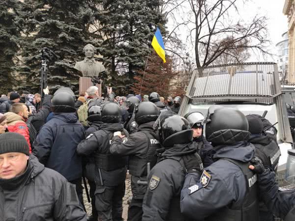 В Харькове ультраправые напали на митинг сторонников увеличения объема русскоязычного преподавания в школах