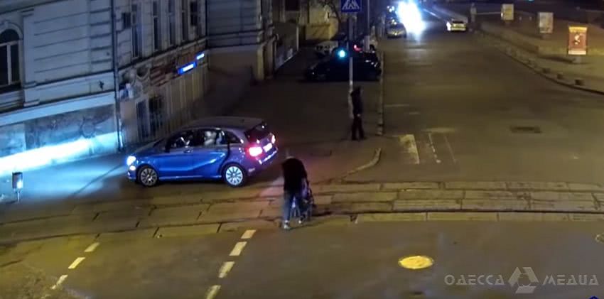 Возле одесской Музкомедии автохам заехал на тротуар и едва не сбил коляску с ребенком (видео)