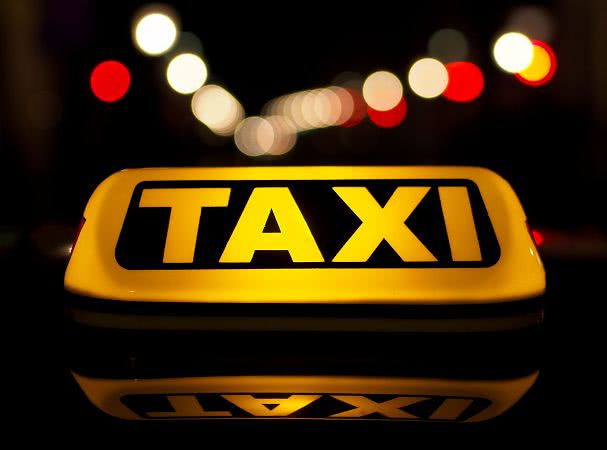 Таксист-мошенник присвоил деньги троих одесситов