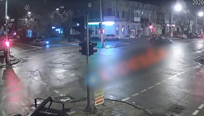 Мчав на червоне: в Одесі водій «Шевроле» влетів в інше авто, після чого врізався у будівлю