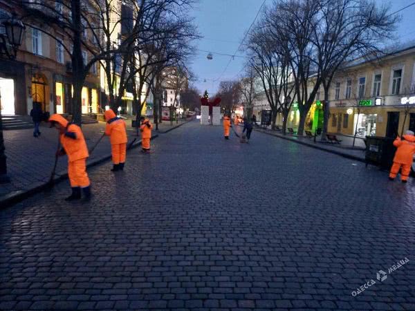 На улицах Одессы  с самого утра убирают последствия праздника(фото)