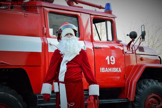 Одесская область: в райцентре Ивановка Дед Мороз устал ходить пешком и пересел на пожарную машину