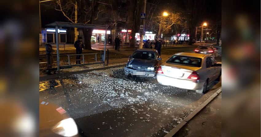 В Одессе иномарка разнесла остановку общественного транспорта