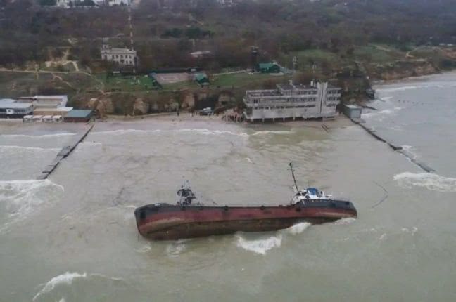 Демонтаж затонувшего в Одессе танкера могут отложить до курортного сезона