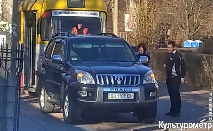 На Куликовом поле автохамка заблокировала движение трамваев