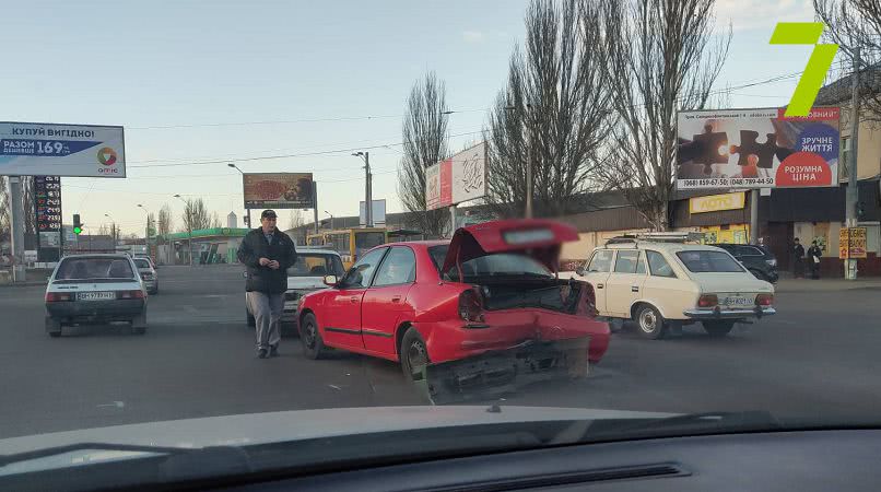 Три автомобиля не поделили дорогу в Одессе (фото)