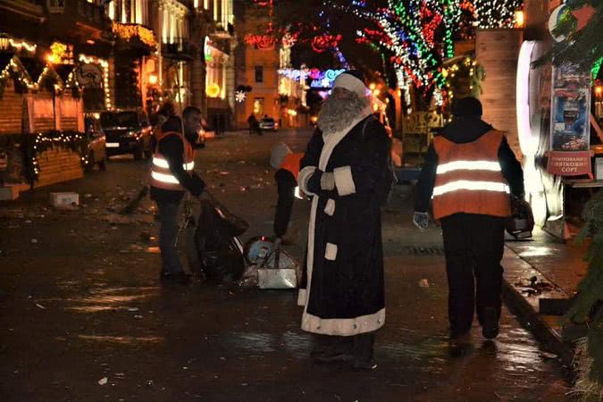 Как убирали Одессу после празднования Нового Года (фото)