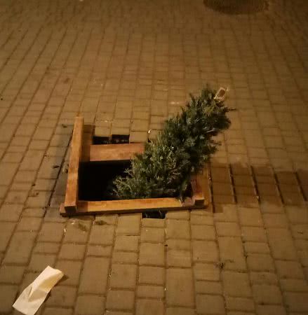 Одесский художник пометил яму искусством. Коммунальщики сломали инсталляцию через полчаса