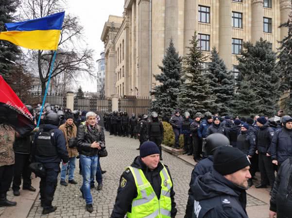 В Харькове ультраправые напали на митинг сторонников увеличения объема русскоязычного преподавания в школах