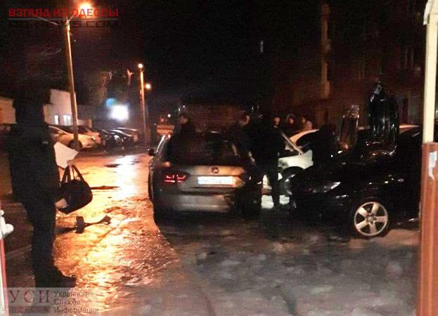 Ночью в Одессе от огня пострадали четыре автомобиля