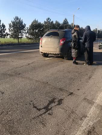 Три автомобиля столкнулись на автодороге при въезде в Черноморск: есть пострадавшие (фоторепортаж)
