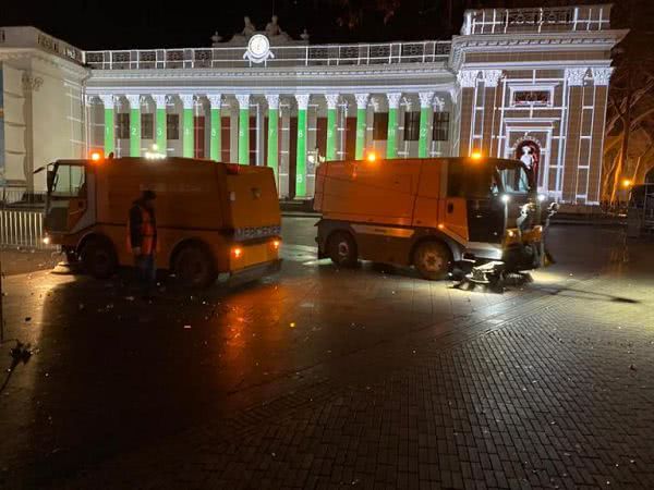 Одесские коммунальщики убрали последствия новогодних гуляний (ФОТО)