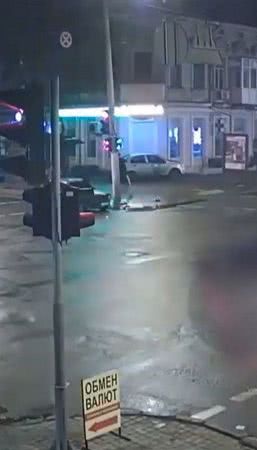 В Одесі водій Chevrolet влаштував швидкісну аварію на перехресті. Відео