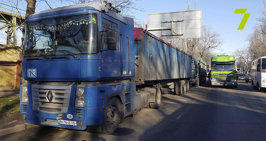 Припаркованные фуры стали причиной пробки в Суворовском районе Одессы (фото)