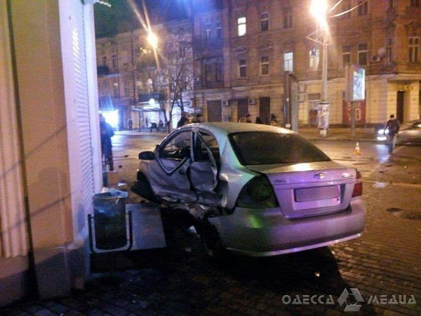 Ночью в центре Одессы столкнулись две легковушки: водитель одного из авто пострадал (видео)