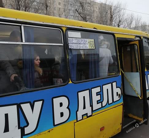 Водитель одесской маршрутки смотрел видео на телефоне прямо во время езды (фото)