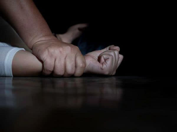 В Одеській області чоловік зґвалтував 14-річну дівчинку, погрожуючи фізичною розправою