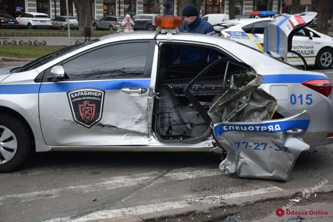 В центре Одессы столкнулись кроссовер и авто охранной фирмы (фото)