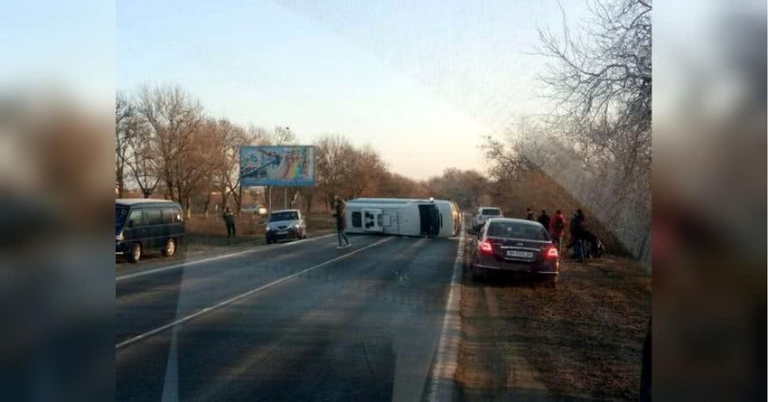 Под Одессой из-за скользкой дороги перевернулись два микроавтобуса